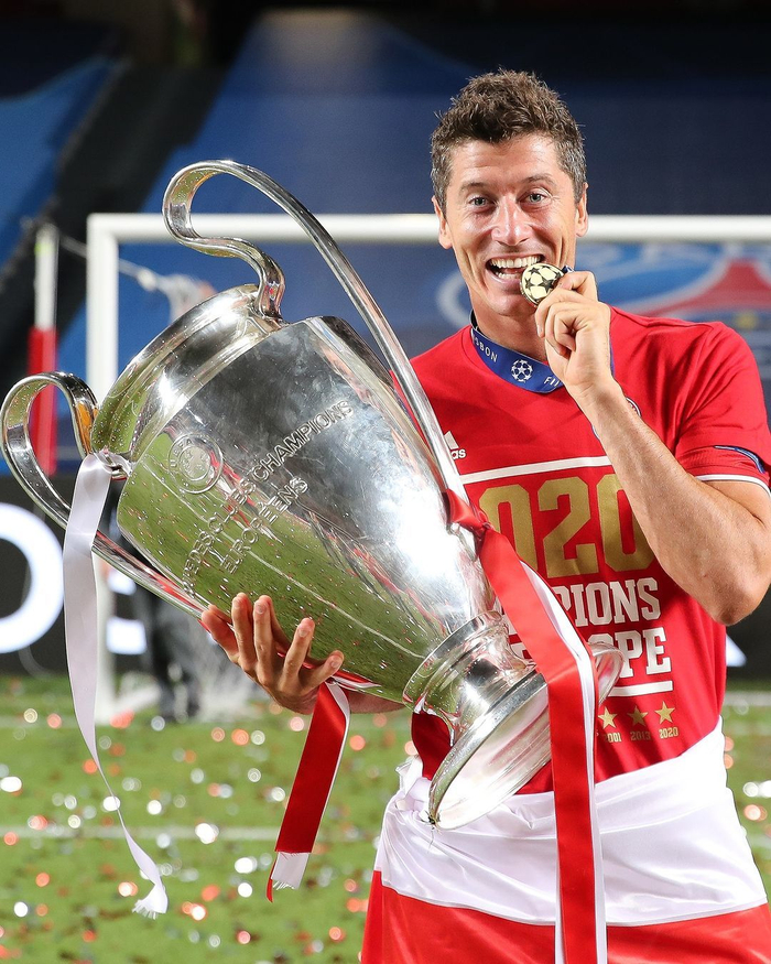 林诗栋：我没有让大家失望！胜利后亲吻胸前国旗