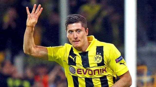 维尼修斯和阿森纳U16球员合影，2米法国门将抢镜