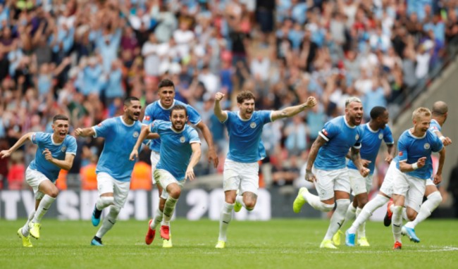 库尼亚赛后向老东家狼队球迷鼓掌致谢